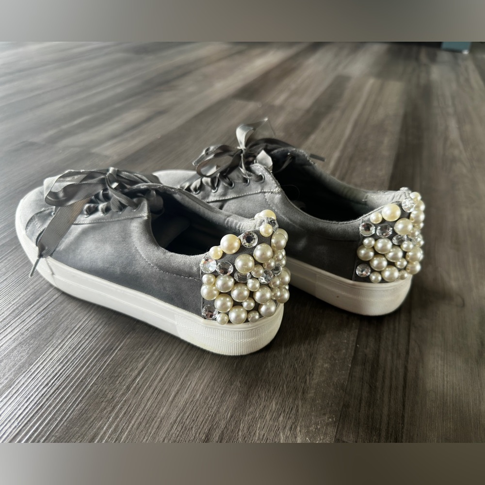 Steve Madden sneaker - size 9